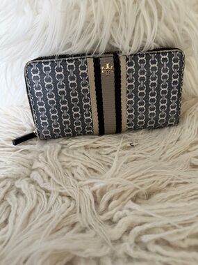 Tory Burch Gray and Black Signature Zip Wallet with Gold Logo